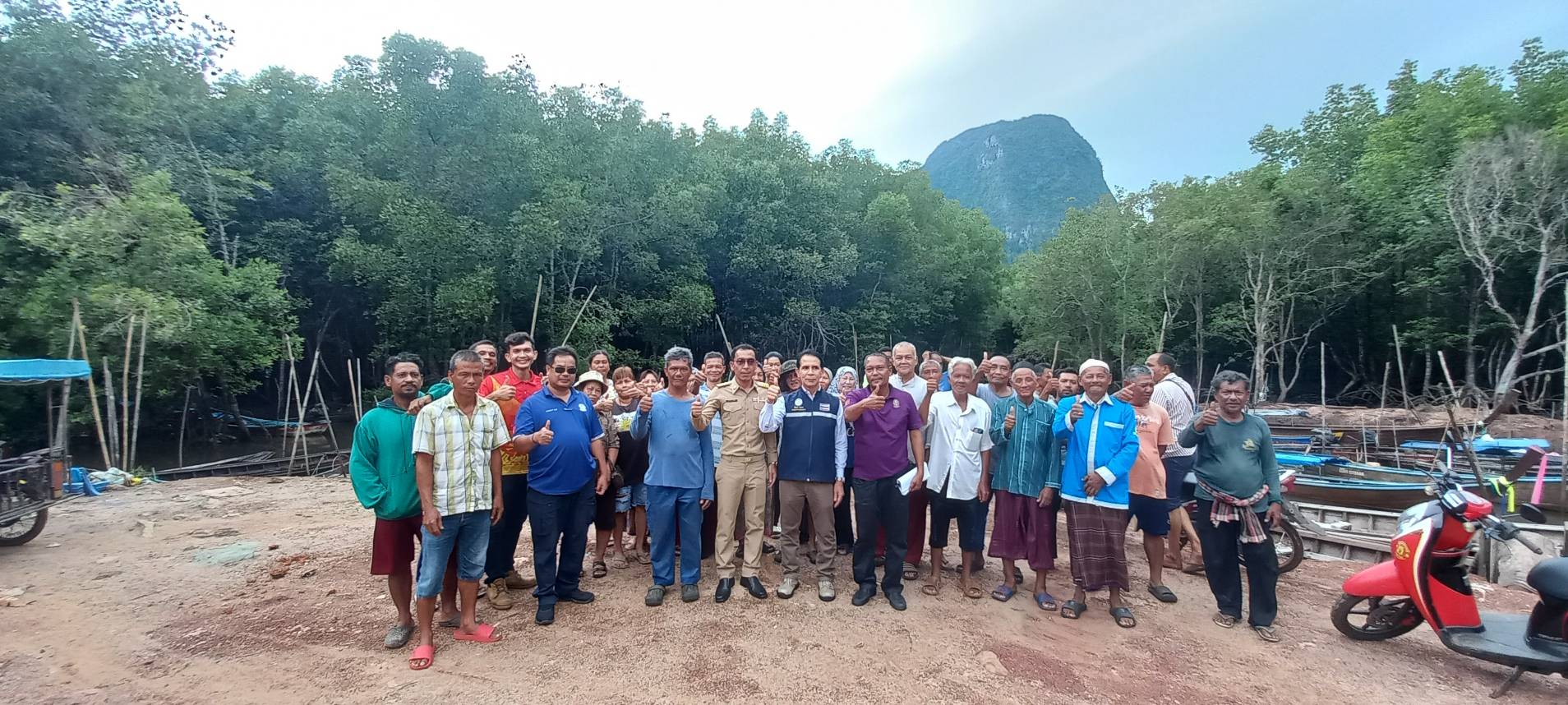 อบต.เขาทอง ลงพื้นที่ร่วมกับสำนักงานพัฒนาและบำรุงรักษาทางน้ำที่ 3 ผู้ใหญ่บ้าน หมู่ที่ 5 และชาวบ้าน พบปะ พูดคุย หารือ  เกี่ยวกับการขุดลอกร่องน้ำที่มีปัญหาตื้นเขืน  ทำให้เรือประมงพื้นบ้านเข้า-ออก ไม่สะดวก 